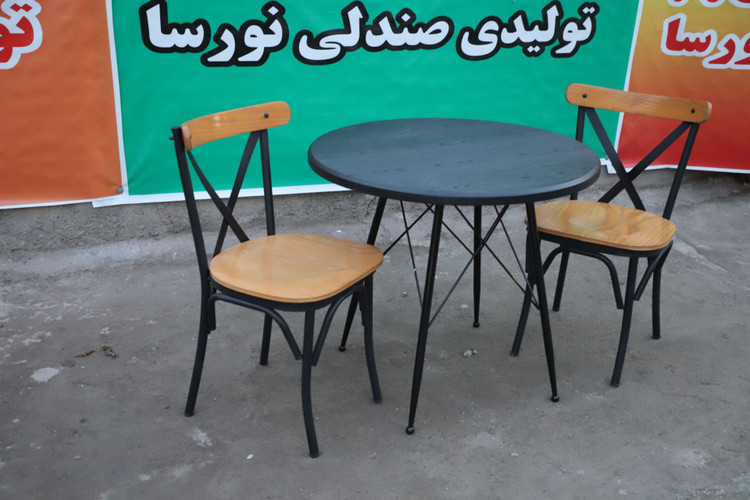 میز ایفلی با طراحی مدرن و پایه ریگلاژ شونده برای ثبات کامل