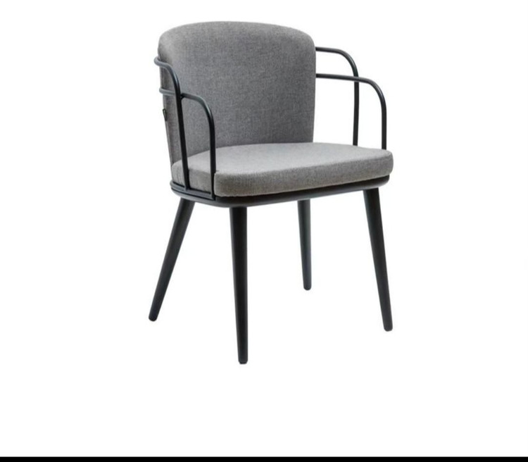 ست غذاخوری ۴ نفره با میز سزار فلزی و صندلی پلانتر