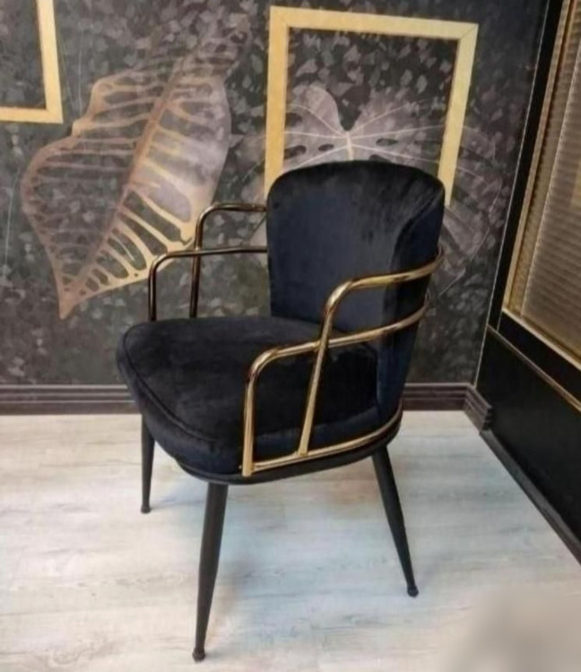 صندلی ناهارخوری پلانتر با دسته طلایی و نشیمن راحت