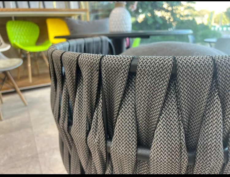 ست صندلی و میز کنزی با طراحی مدرن و مناسب محیطهای پرتردد