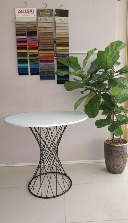 میز برتویا ۴ نفره با پایه فلزی ریگلاژشونده، قابل سفارش گرد یا مربع